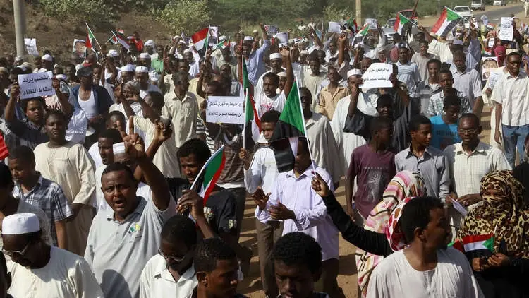 الحكومة السودانية تصف المتظاهرين بـ "المندسين" والجيش يُعلن مساندتها: السودان