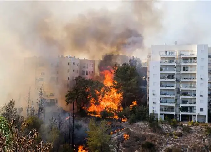بالفيديو|| اندلاع حريق هائل في مستوطنة كريات شمونة شمال إسرائيل والسلطات تخلي السكان على الفور: خبر عاجل