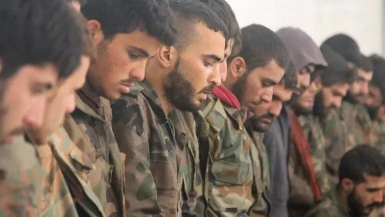 "قسد" تسلّم النظام ضباطاً وعناصر وتتعرض لهجوم على أحد حواجزها شرقي الرقة: قوات النظام