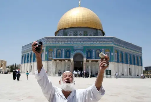 عشرات الإصابات في مواجهات عنيفة بين إسرائيليين وفلسطينين وتركيا وأمريكا ودول الخليج يصدرون بيانات (فيديو): باب العامود