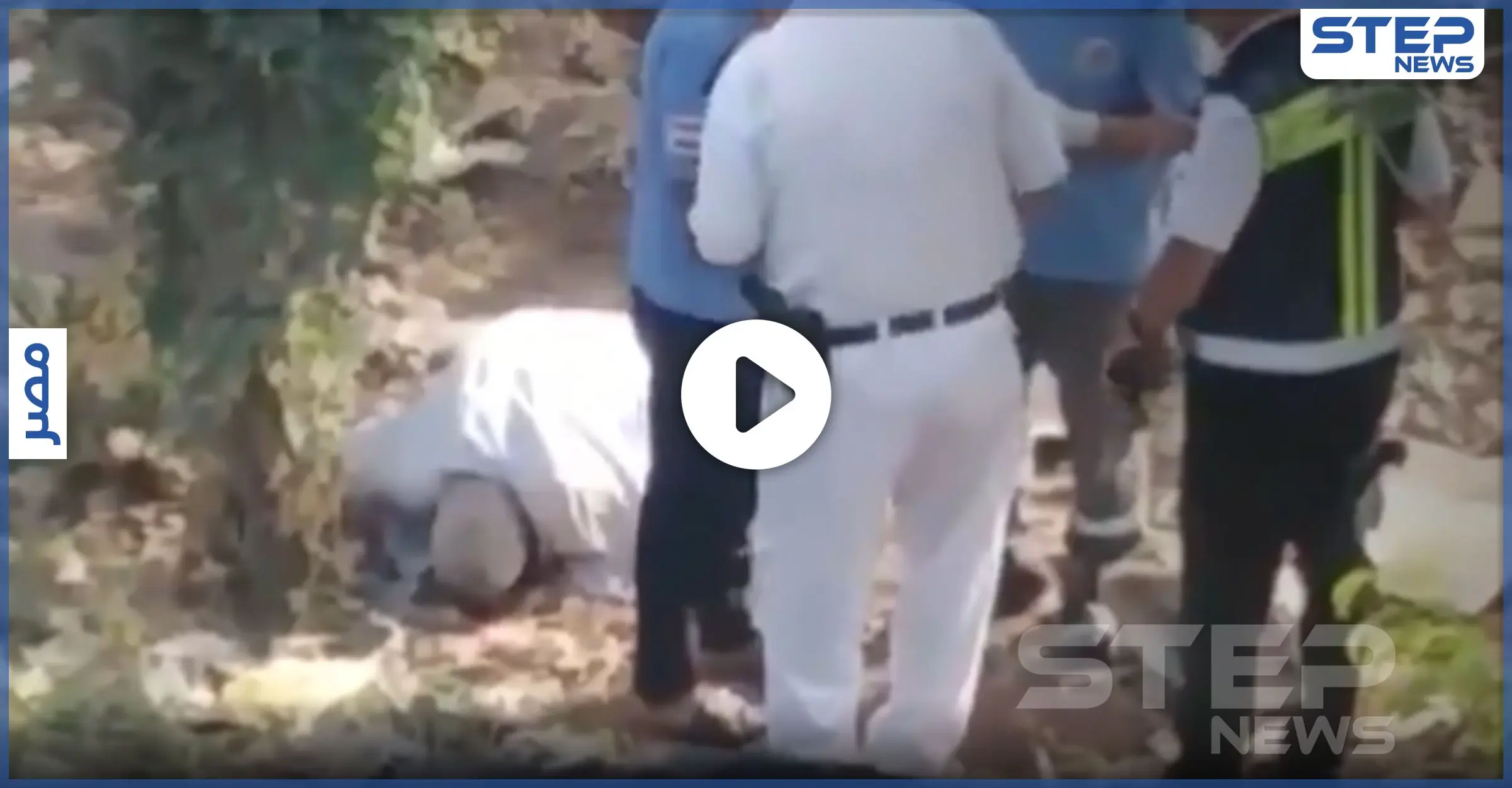 بالفيديو|| مات ساجداً.. رجل مصري يصلي بجانب الطريق فوافاه الأجل: رجل مصري