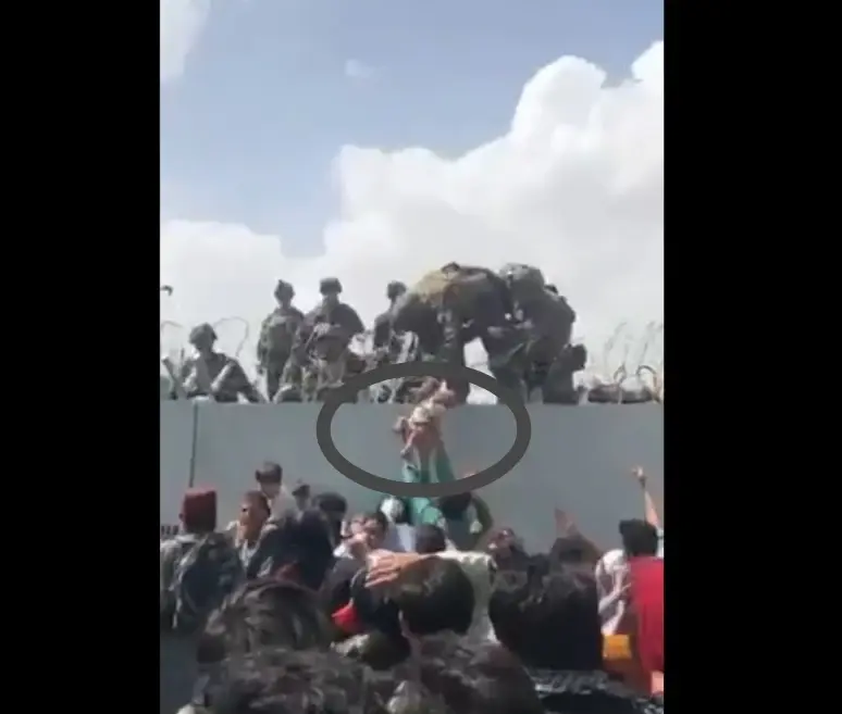 بالفيديو||نساء أفغانيات يلقين بأطفالهن لجنود بريطانيين عبر سياج مطار كابل الشائك.. وحصيلة ضحايا المطار في ارتفاع: مساء أفغانيات