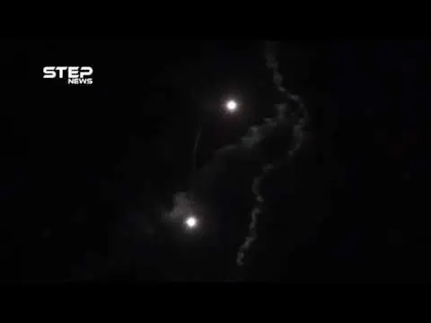القوات الروسية تستهدف بالقنابل الضوئية مدينة كفرزيتا شمالي حماة: الفيديو