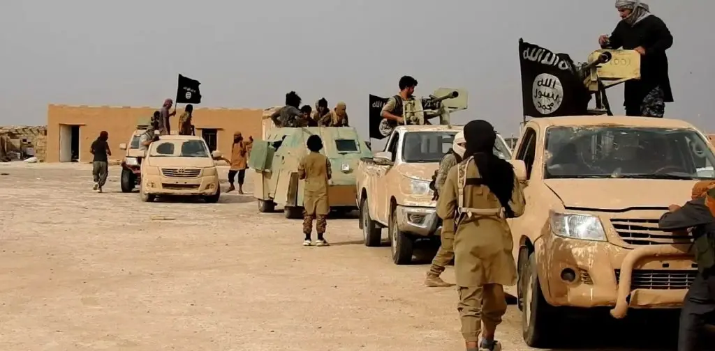 "داعش" يُداهم سجن لـ "قسد" ويُفرج عن قياداته، ومجزرة جديدة يرتكبها التحالف ببلدة الشعفة: التحالف الدولي