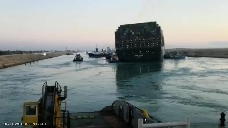 بدء تعويم السفينة الجانحة في قناة السويس وتشغيل محركاتها استعداداً لعودتها إلى مسارها: تعويم السفينة
