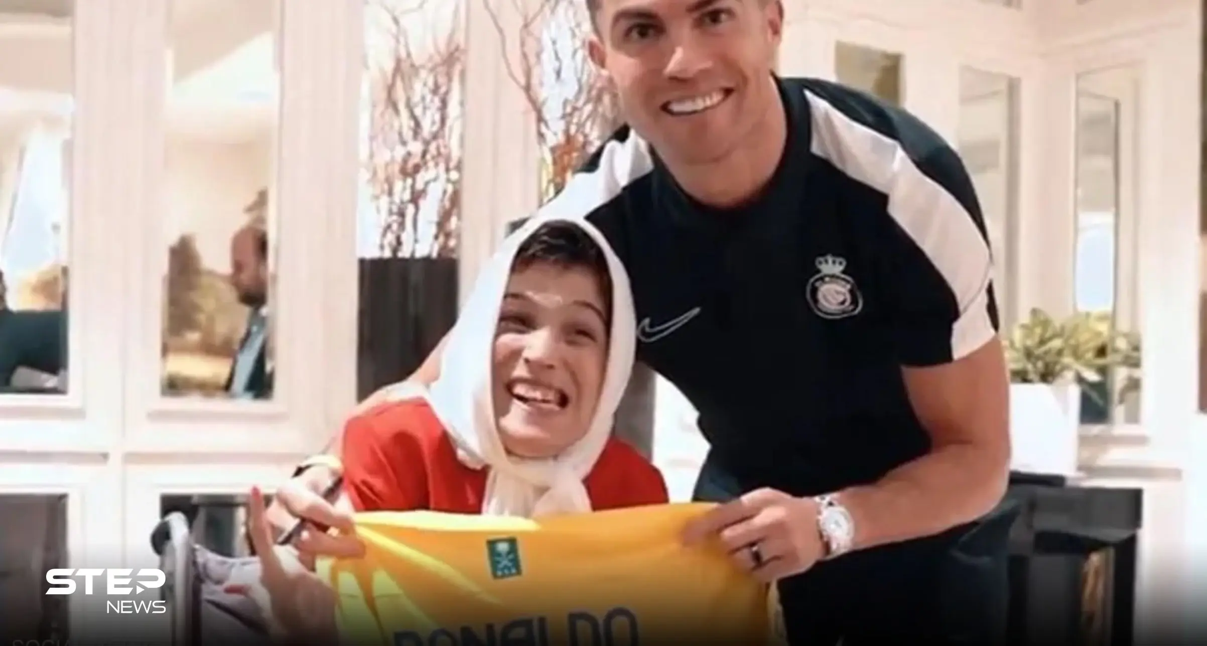 شاهد|| لفتة إنسانية رائعة من رونالدو مع رسامة إيرانية من ذوي الاحتياجات الخاصة: النصر