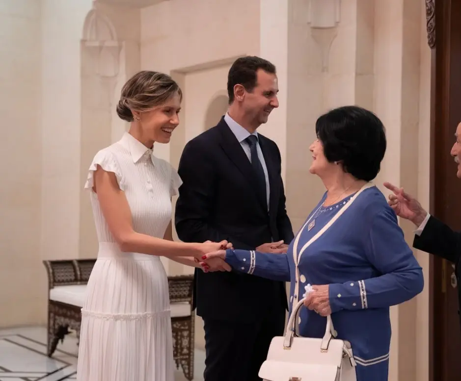 شاهد|| بشار الأسد يقلد شخصية عسكرية "وسام الاستحقاق السوري".. تعرف عليه: علي أصلان