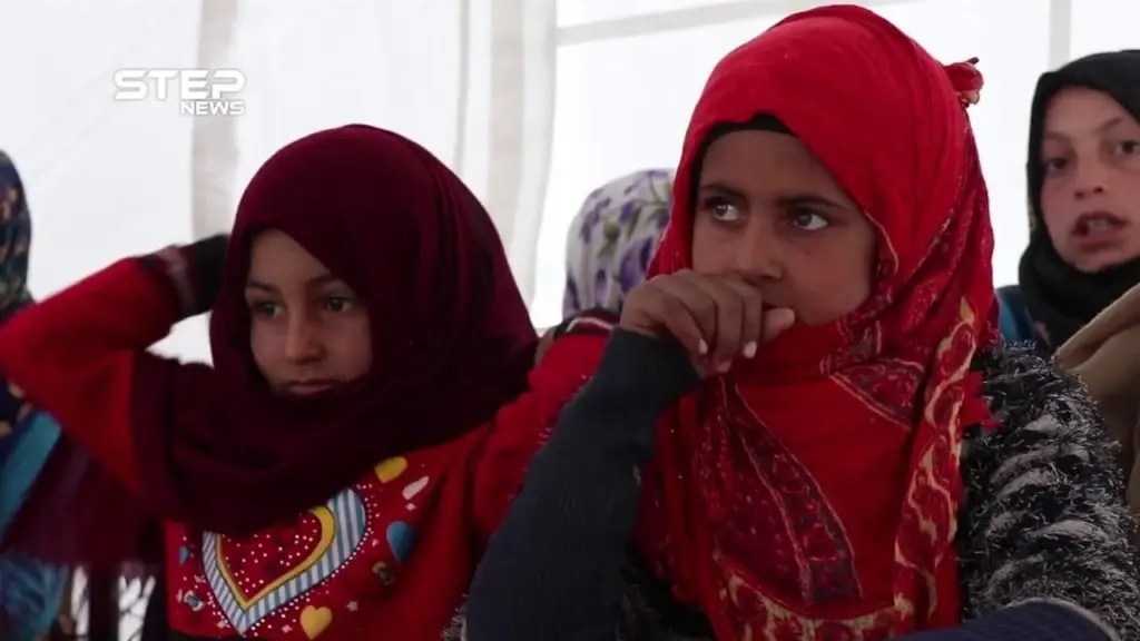 خيمتان وبضع مقاعد لأكثر من 70 طالبًا.. تحديات تواجهها مدرسة "مخيم أرض العجة" بريف إدلب: التعليم