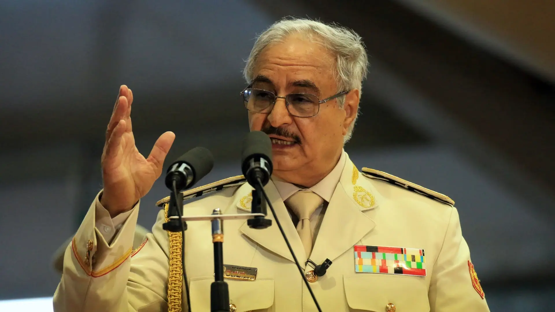 حفتر يترشح رسمياً لرئاسة ليبيا.. وفي أوّل كلمةٍ له وعد بفعل 3 أمور حال فوزه: الانتخابات الرئاسية الليبية