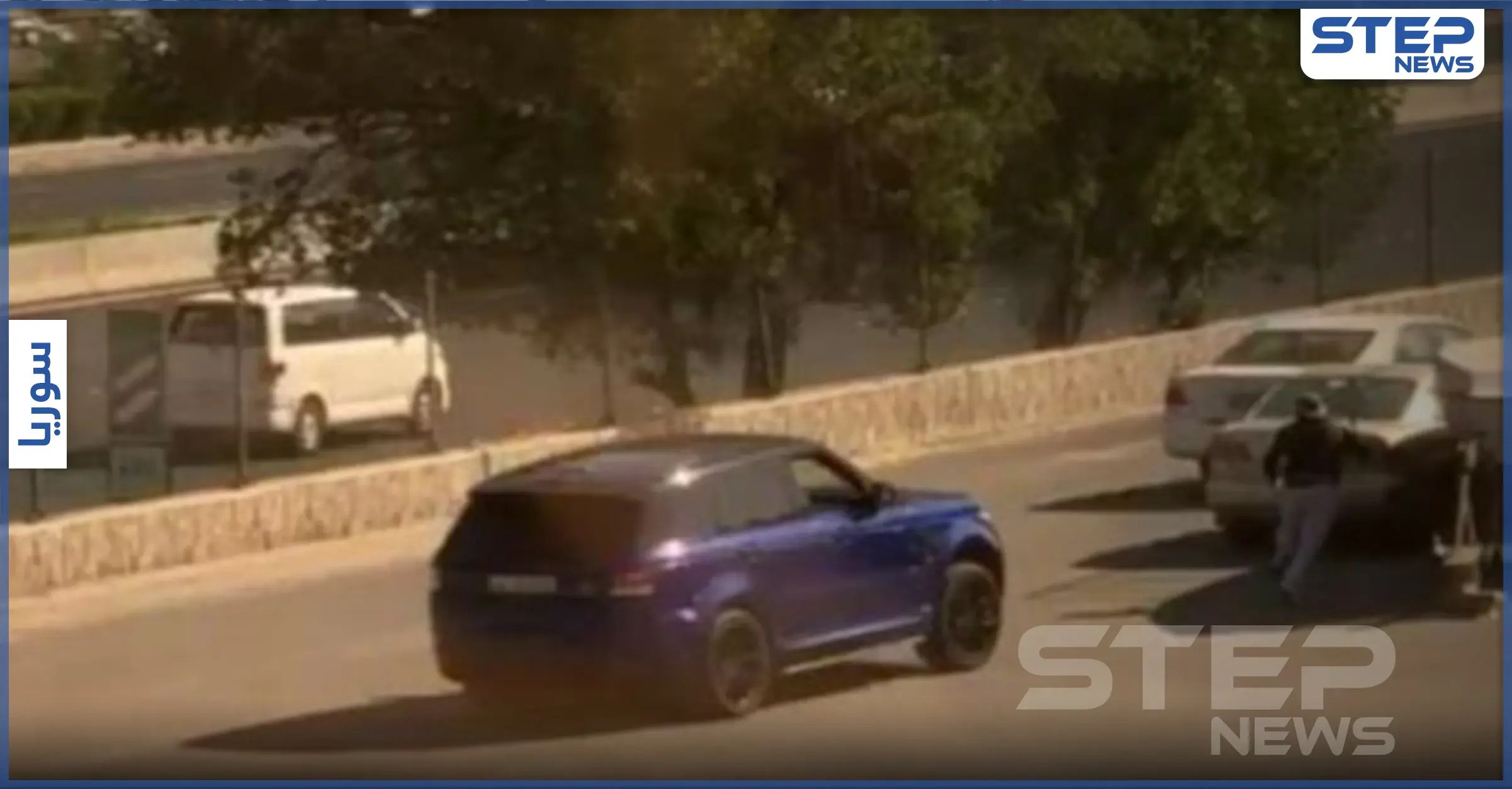 بالفيديو|| سائق سيارة يدهس رجلاً هاجمه بـ"ساطور" في أحد شوارع الكويت.. والسلطات تتحرك: دهس