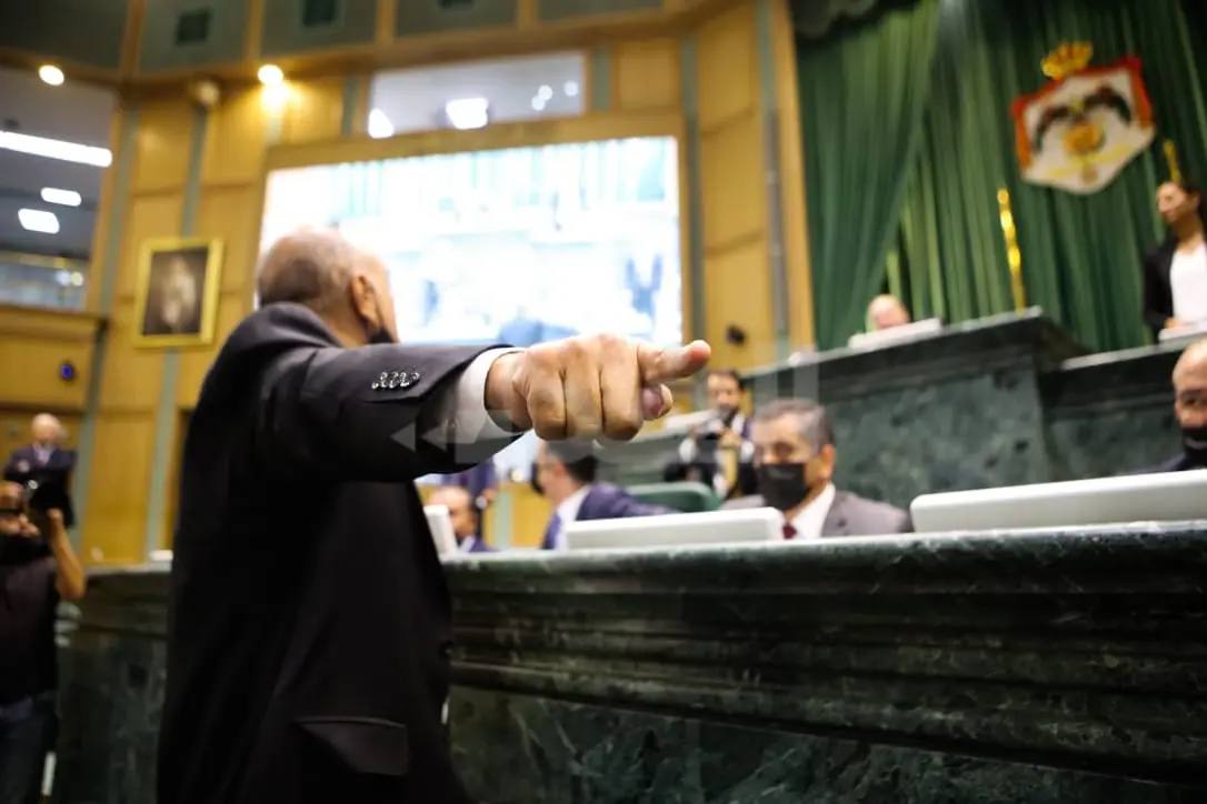 بالفيديو|| جدال حاد في مجلس النواب الأردني ونائب يطرد رئيس الوزراء من الجلسة احتجاجاً: بشر الخصاونة