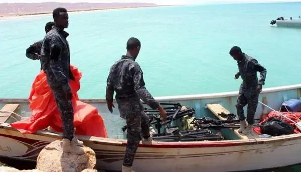 البحرية الأمريكية تصادر أسلحة مهربة قبالة سواحل الصومال.. ومسؤول يكشف وجهتها: خليج عدن