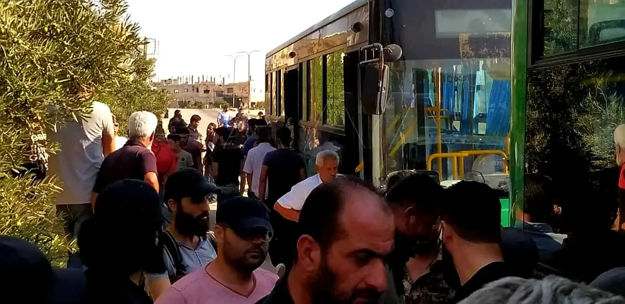 قافلة جديدة للمهجرين قسراً تنطلق من درعا والدفعة الأولى محتجزة لدى قوات المعارضة المدعومة تركيّاً: اتفاق درعا
