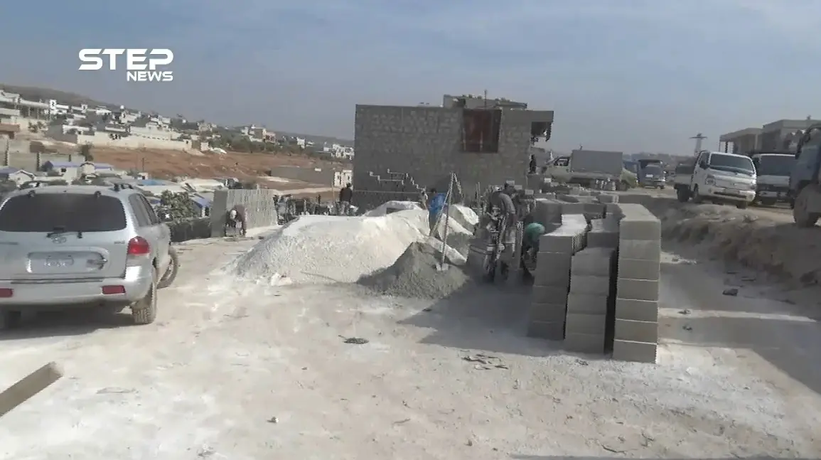 غلاء المحروقات واستمرارية القصف والنزوح يتسبب بغلاء مواد البناء والأسمنت وازدياد معاناة الأهالي في الشمال السوري: التقارير المصورة