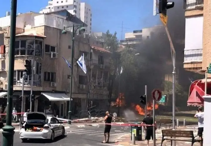 بالفيديو|| اندلاع حرائق وسقوط ضحايا إسرائيليين جراء القصف الصاروخي على تل أبيب: غزة