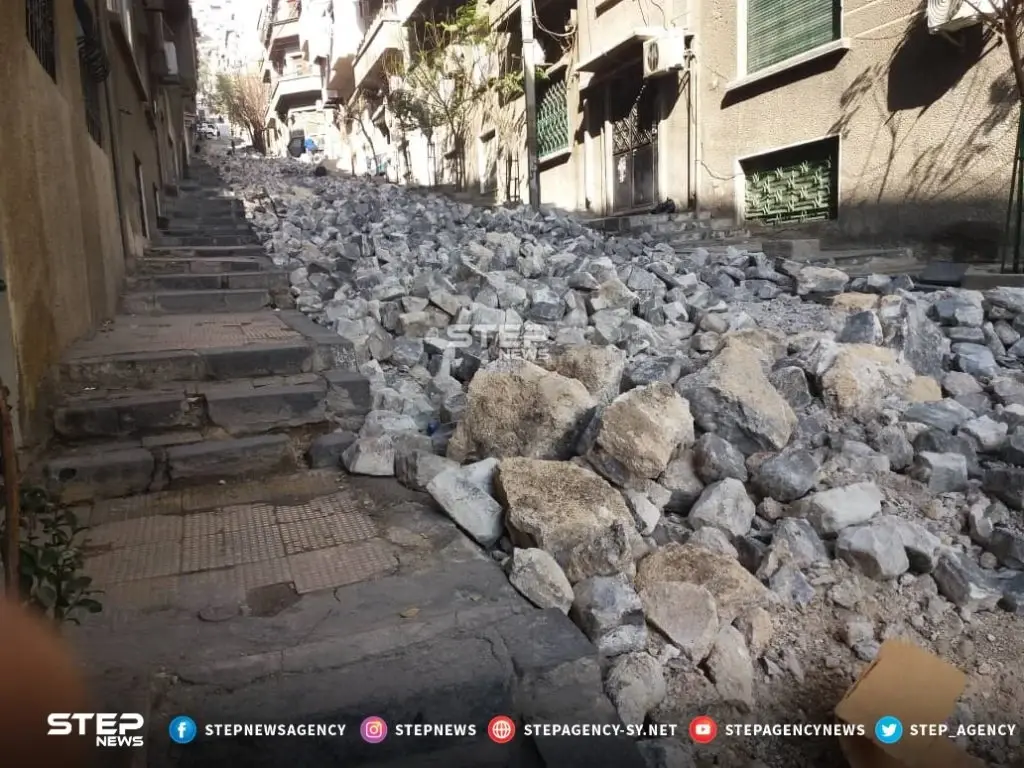 أحد شوارع منطقة المهاجرين بالعاصمة دمشق بعد بدء البلدية بإصلاحه منذ مدة وتركه على هذا الحال دون إتمام العمل مما سبب انزعاج لسكان المنطقة: دمشق وريفها