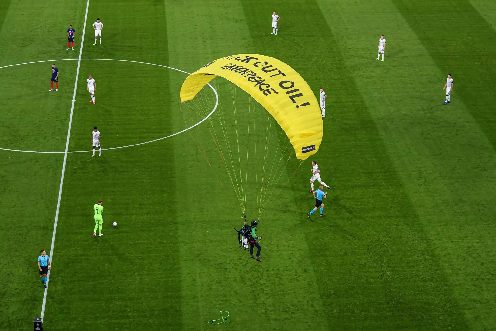 بالفيديو|| على طريقة PUBG.. مشجع يدخل مباراة فرنسا وألمانيا بطريقة فريدة وحدث تاريخي آخر تشهده المباراة: أهداف مباراة ألمانيا وفرنسا