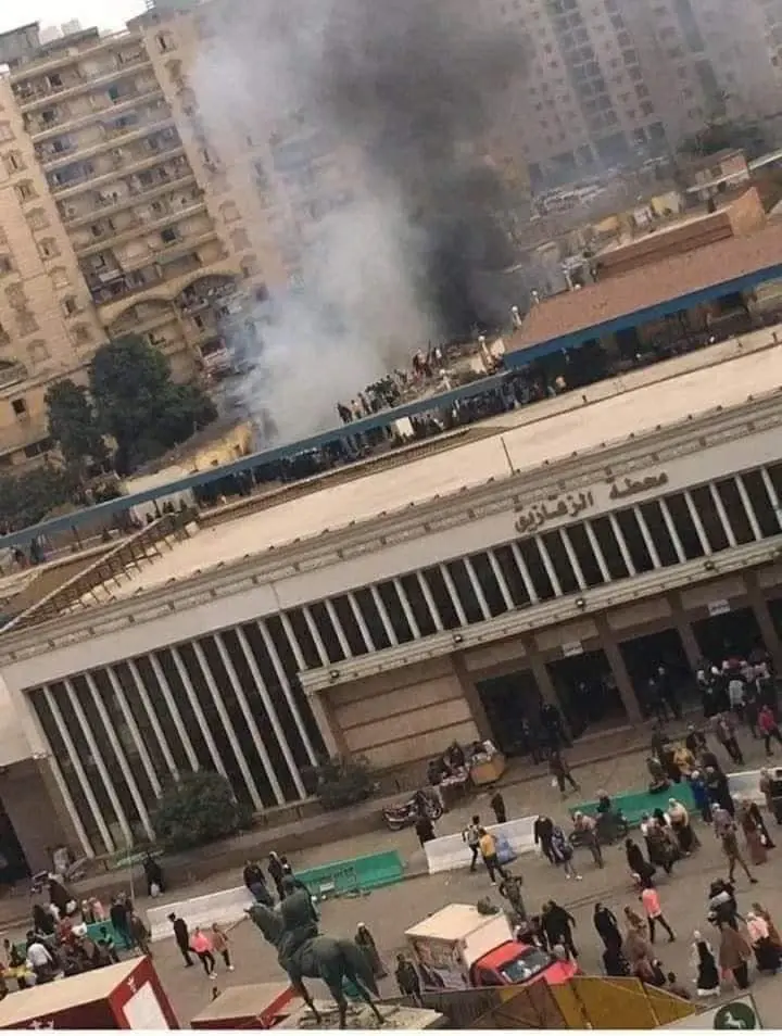 حريق هائل في محطة قطار الزقازيق في مصر: حريق