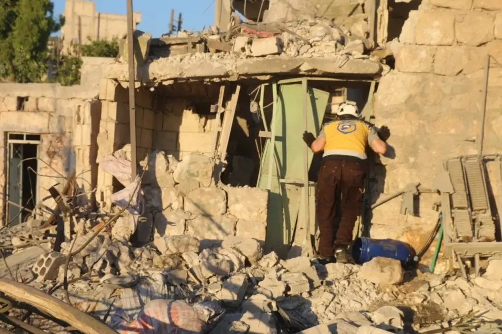 طيران النظام الحربي والمروحي يرتكبان مجزرة بحق المدنيين في ريف إدلب: الطيران السوري