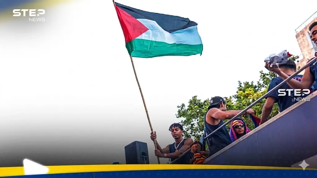 لامين يامال.. وهو يرفع علم فلسطين