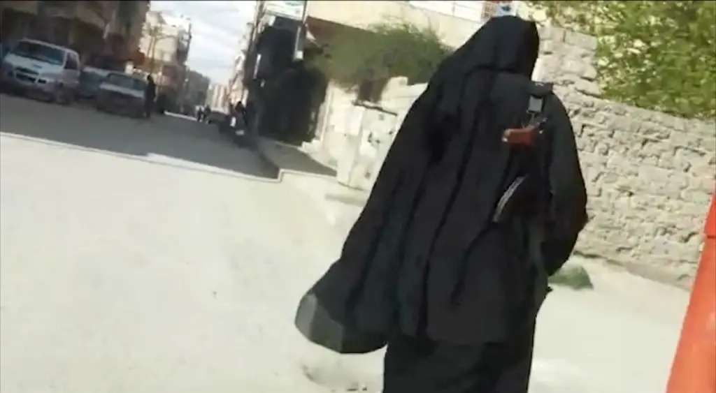 امرأتان ورجل ينفذوا عمليات انتحارية بين عناصر لـ "داعش" و"قسد" في الباغوز: الباغوز