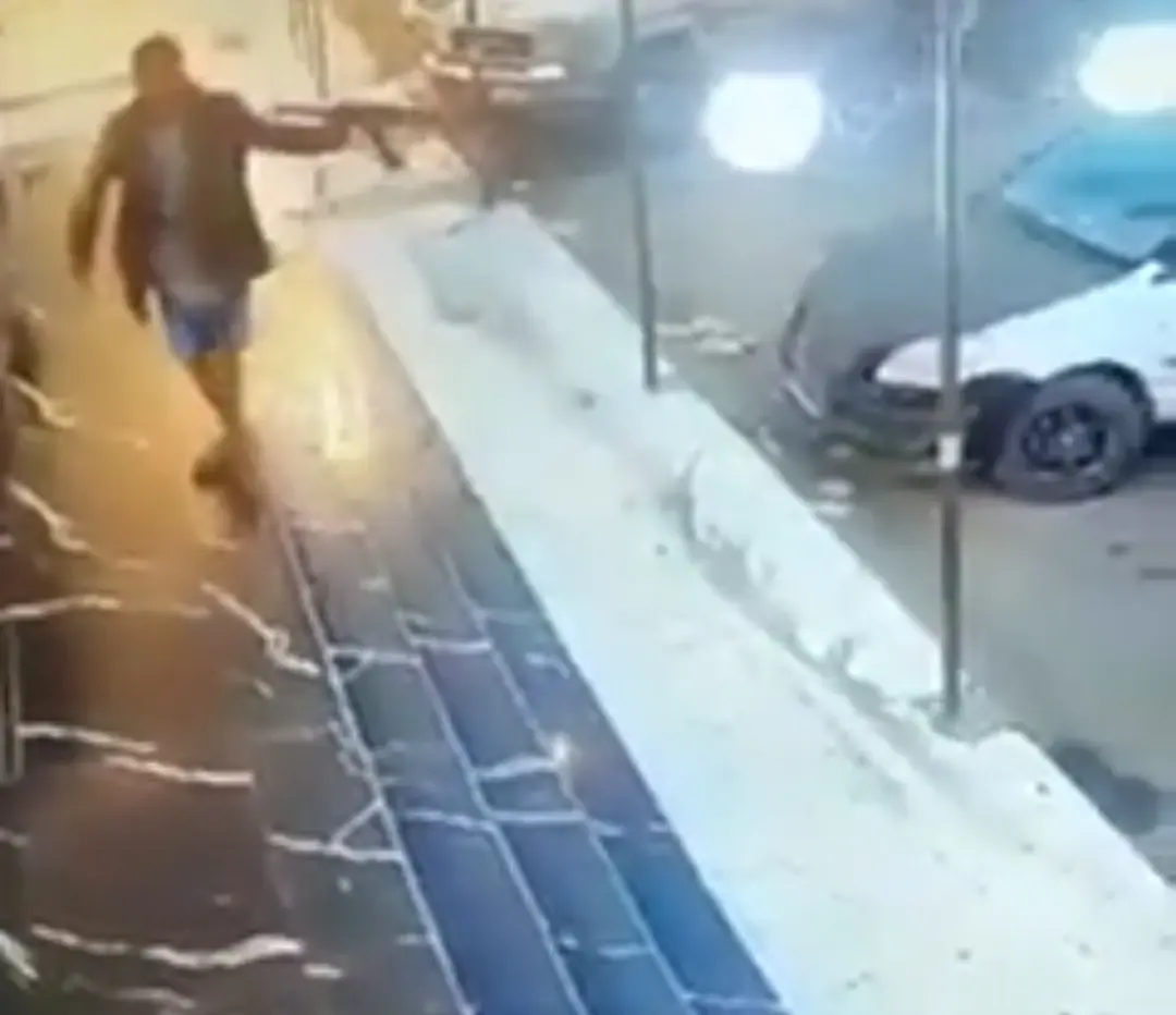 بالفيديو|| قيادي حوثي يقتل شخصين بأحد شوارع صنعاء ويصيب آخرين ثم يدخل فندقاً "لمضغ القات": صنعاء