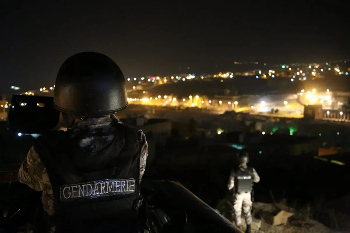 الأمن الأردني يفض تجمعاً عشائرياً بالقنابل المسيلة للدموع بعد مطالبتهم بأمر (فيديو): الأمن الأردني