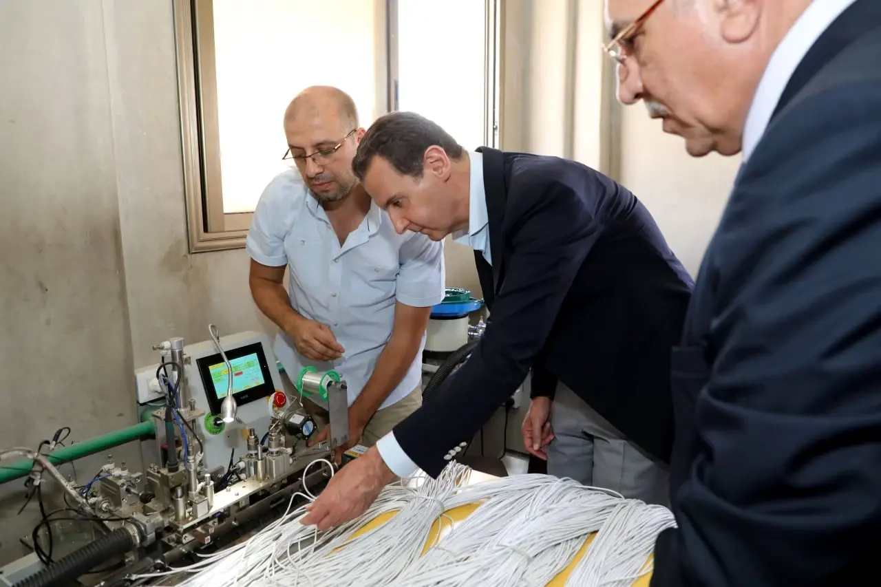 بشار الأسد بعد توليه الرئاسة السورية مجدداً يزور مدينة عدرا الصناعية.. شاهد ما فعله هناك: رئيس النظام السوري