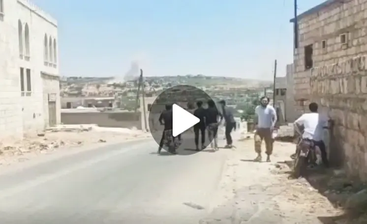 شاهد لحظة تساقط القذائف أثناء خروج المصلين من مسجد بلدة إبلين بريف إدلب بعد تأدية صلاة الجمعة: ريف إدلب الجنوبي