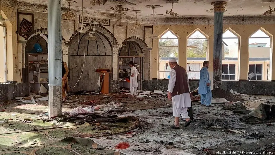 تفجير يستهدف مسجداً للطائفة الشيعية في مدينة قندهار الأفغانية يوقع قتلى وجرحى (فيديو): خبر عاجل