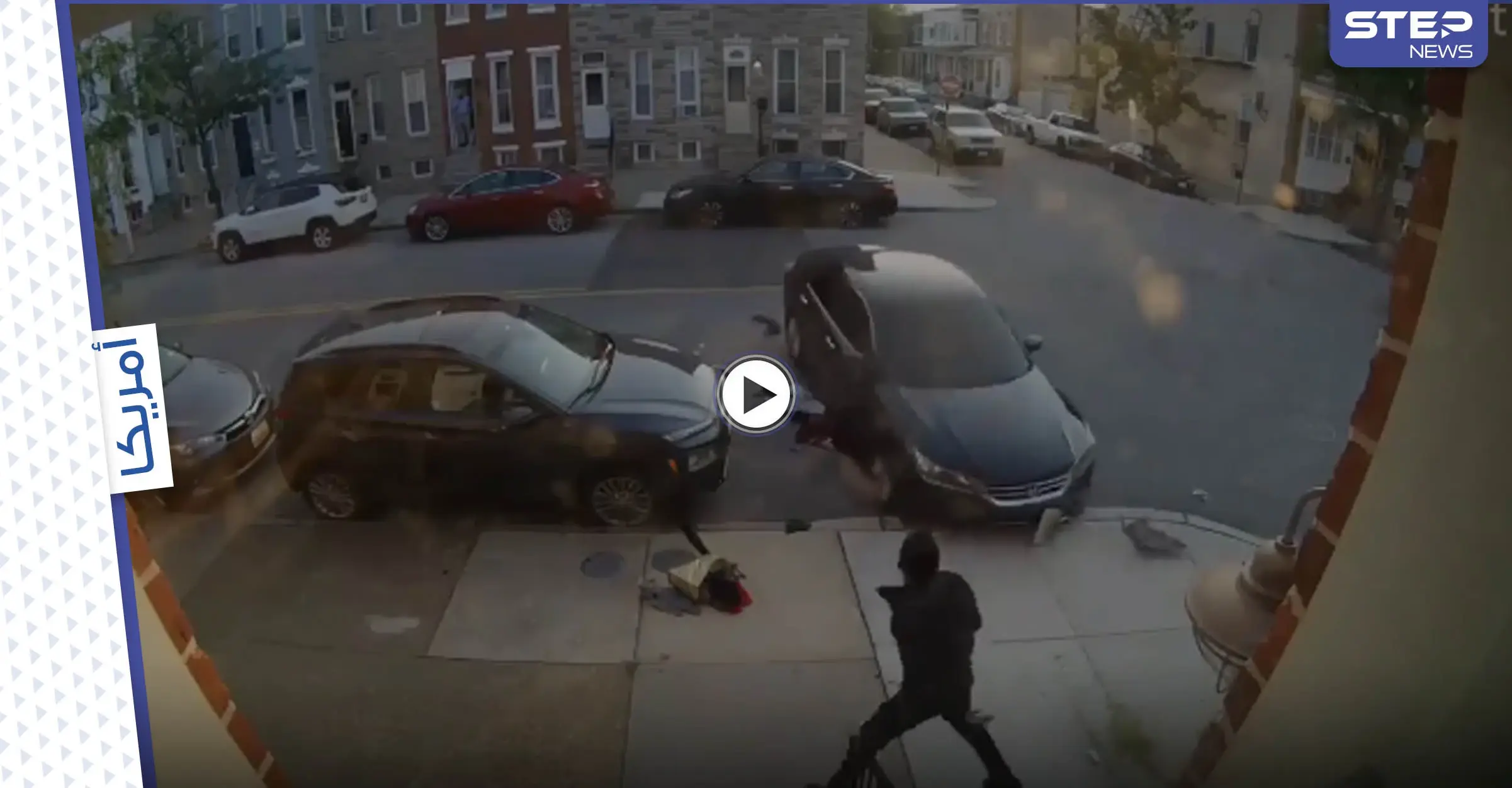 بالفيديو|| امرأة أمريكية تلاحق زوجها بالسيارة وتحاول دهسه عدة مرات بمنتصف الطريق: امرأة أمريكية