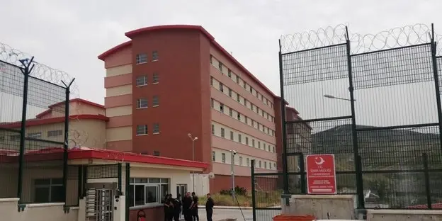 وفاة لاجئ سوري في مركز ترحيل تركي تفجر شهادات لمحتجزين سابقين: ترحيل اللاجئين