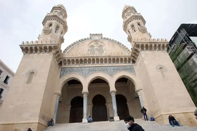 كتم صوت الصلاة في السعودية يثير الجدل ومتابعون يطالبون بإلغاء القرار: الصلاة