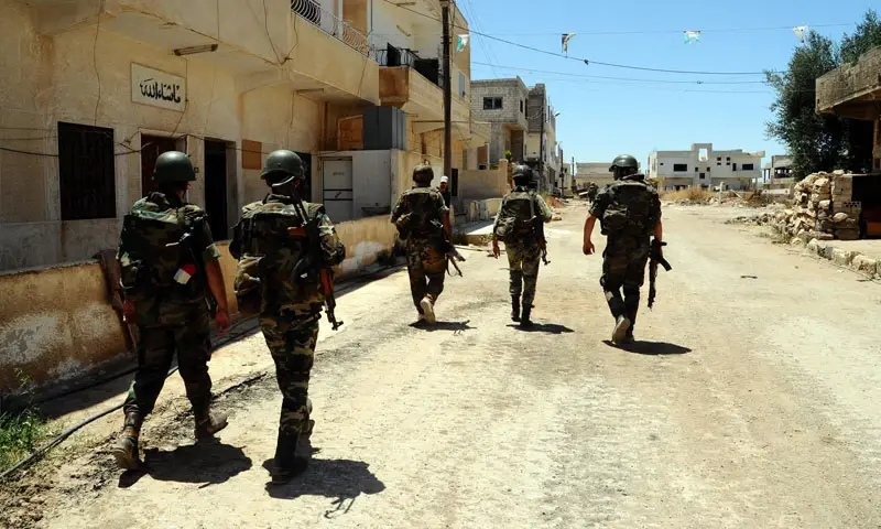 الأمن العسكري في درعا يداهم منزل أحد القياديين المهجرين إلى الشمال ومسلحون يردون: الجيش السوري الحر