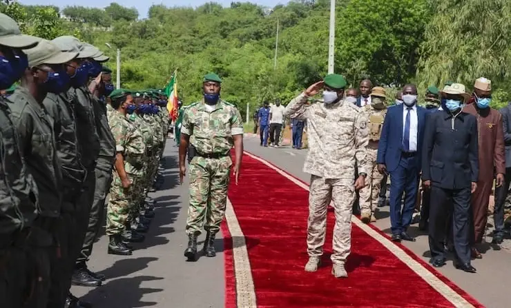 وقع أثناء ذبح الأضحية.. هجوم بسكين على رئيس مالي المؤقت أثناء تأديته صلاة العيد: مالي