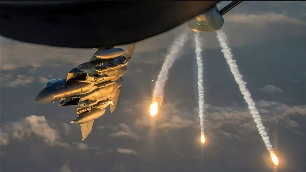 النظام السوري في أول تعليق على الضربات الجوية الأمريكية التي طالت مواقعاً للميليشيات الإيرانية يطالب واشنطن بهذا الأمر: قصف مواقع الميليشيات الإيرانية في العراق