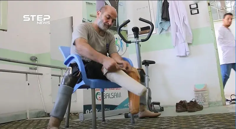 بطرفين صناعيين يتابع أحمد نمر حياته بشكل طبيعي متحدياً صعوبات الحياة ومرارة التهجير: مبتور الطرفين