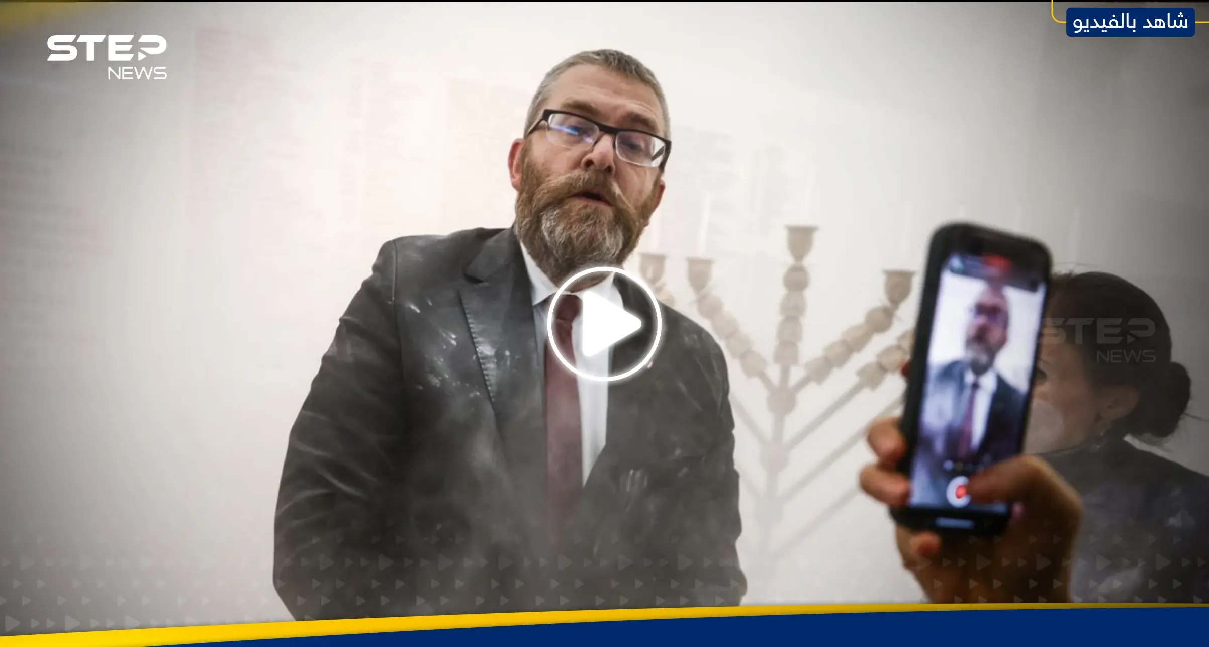 شاهد|| مسؤول بولندي يشعل عاصفة جدل بعد فيديو وثّق ردة فعله عند رؤيته شمعدان يهودي: البرلمان البولندي