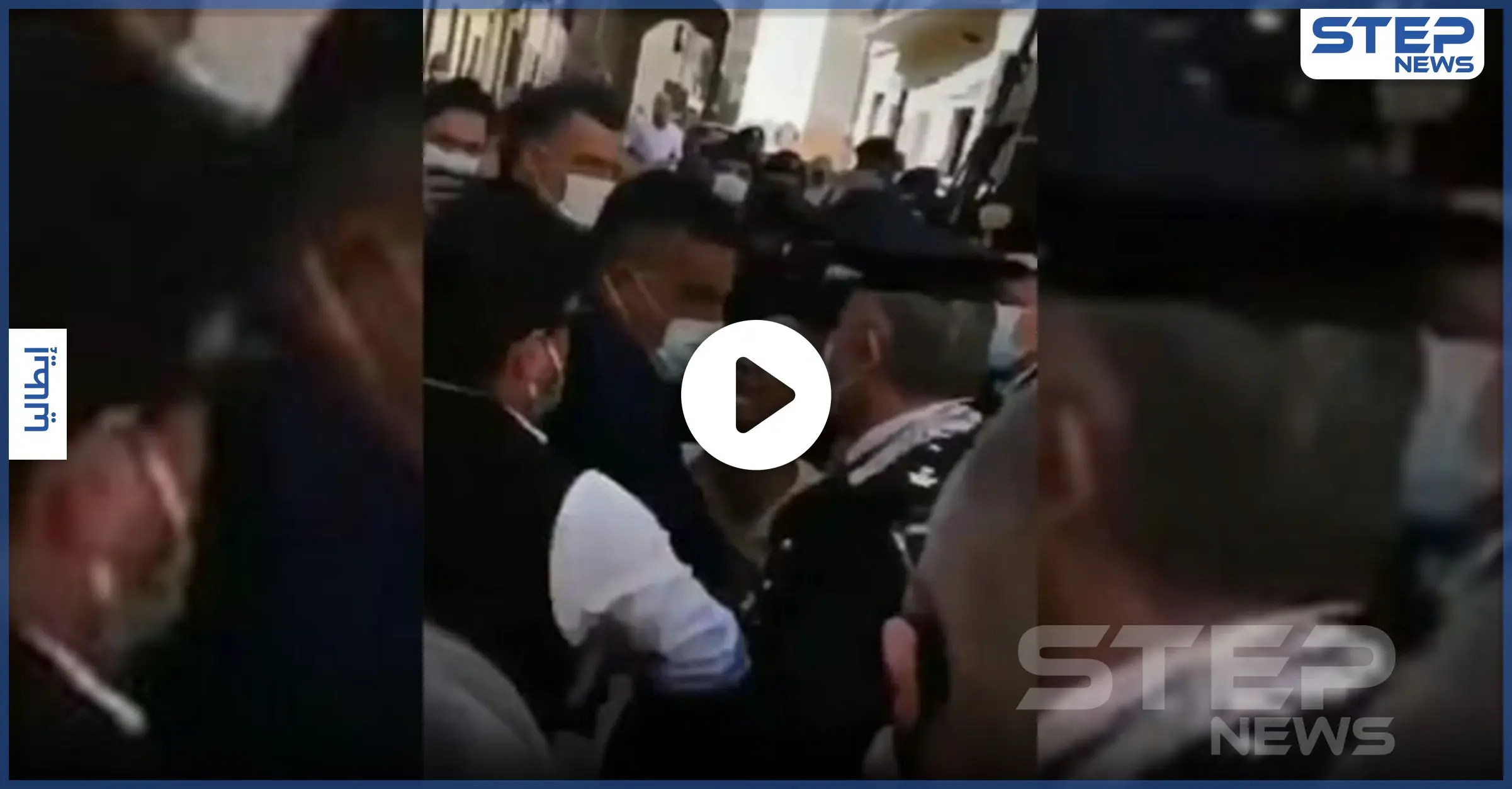 بالفيديو|| امرأة تعتدي على وزير داخلية إيطاليا السابق.. وتمزق ثيابه أمام الملأ: إيطاليا