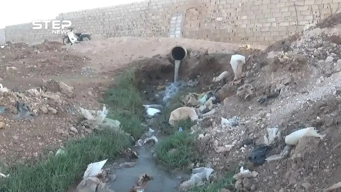 معاناة إنسانية صعبة أبرزها الصرف الصحي في مخيمات اللاجئين لأهالي شمال حماة على الحدود السورية التركية: إدلب