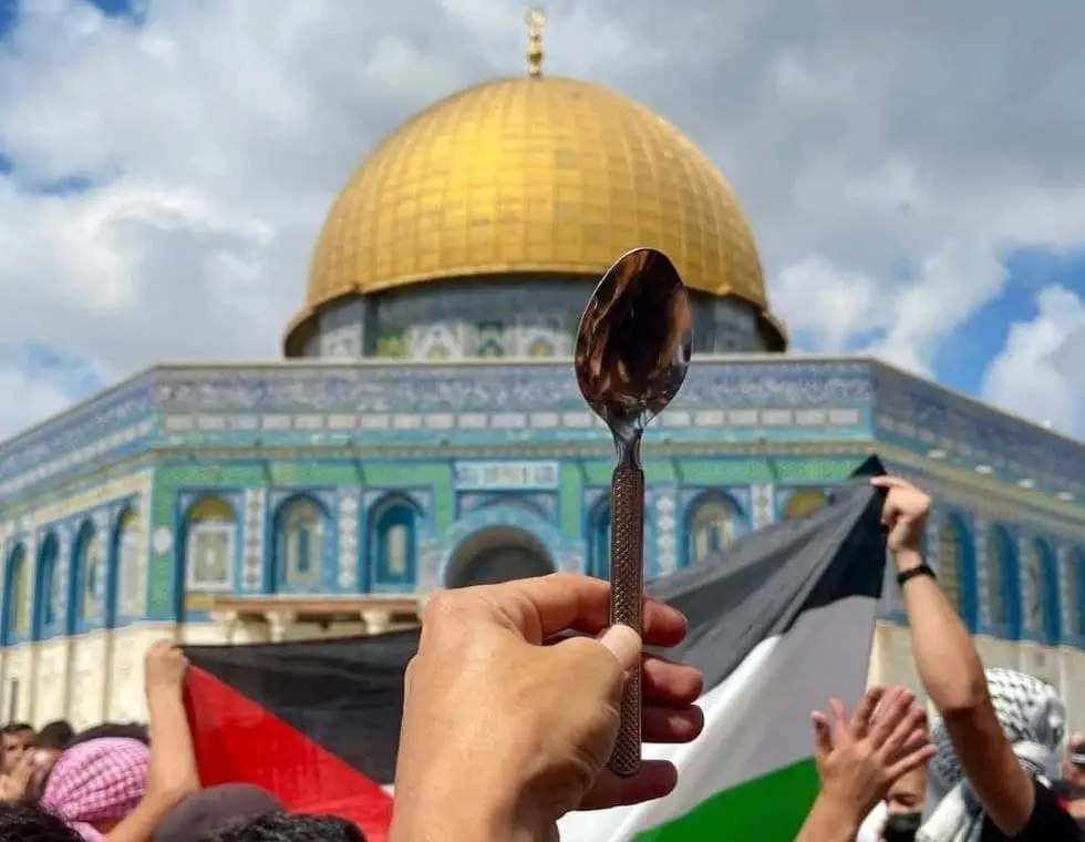 بالفيديو|| الملعقة التي هزّت أمن تل أبيب تُرفع مثيلتها في ساحات المسجد الأقصى.. والقوات الإسرائيلية تتحرك: أسرى سجن جلبوع