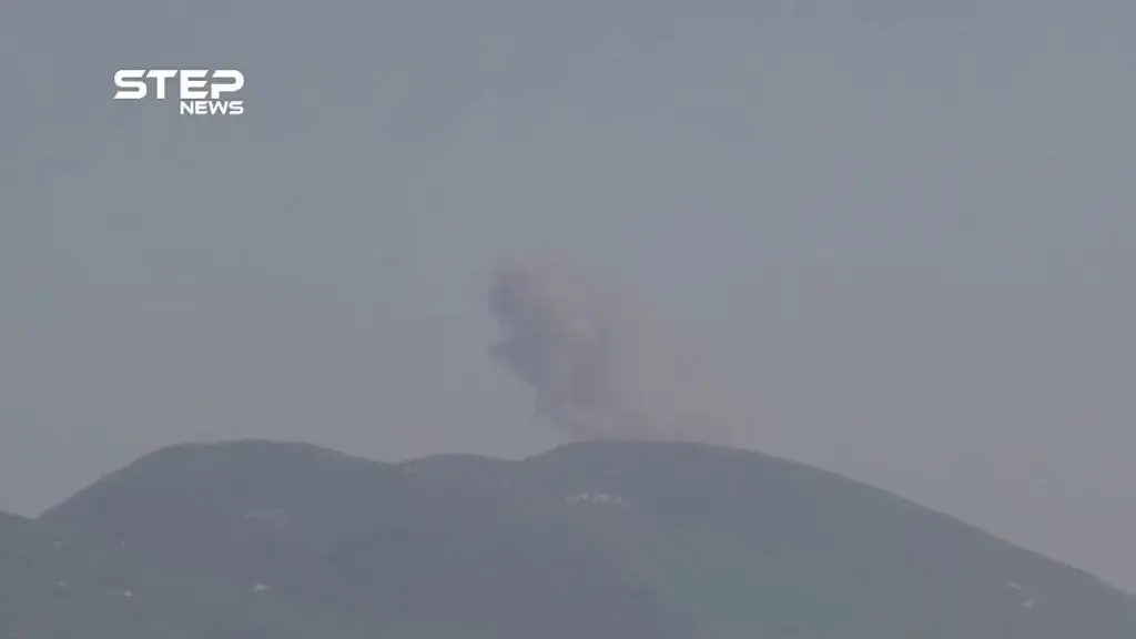 تصاعد الدخان نتيجة الغارات الجوية على قرية الكبانة شمال اللاذقية: سلايد رئيسي