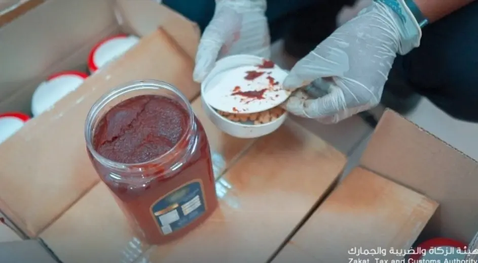 السعودية تحبط محاولة تهريب 2.14 مليون حبة كبتاغون مخبأة داخل أغطية معجون الطماطم: حبوب الكبتاجون