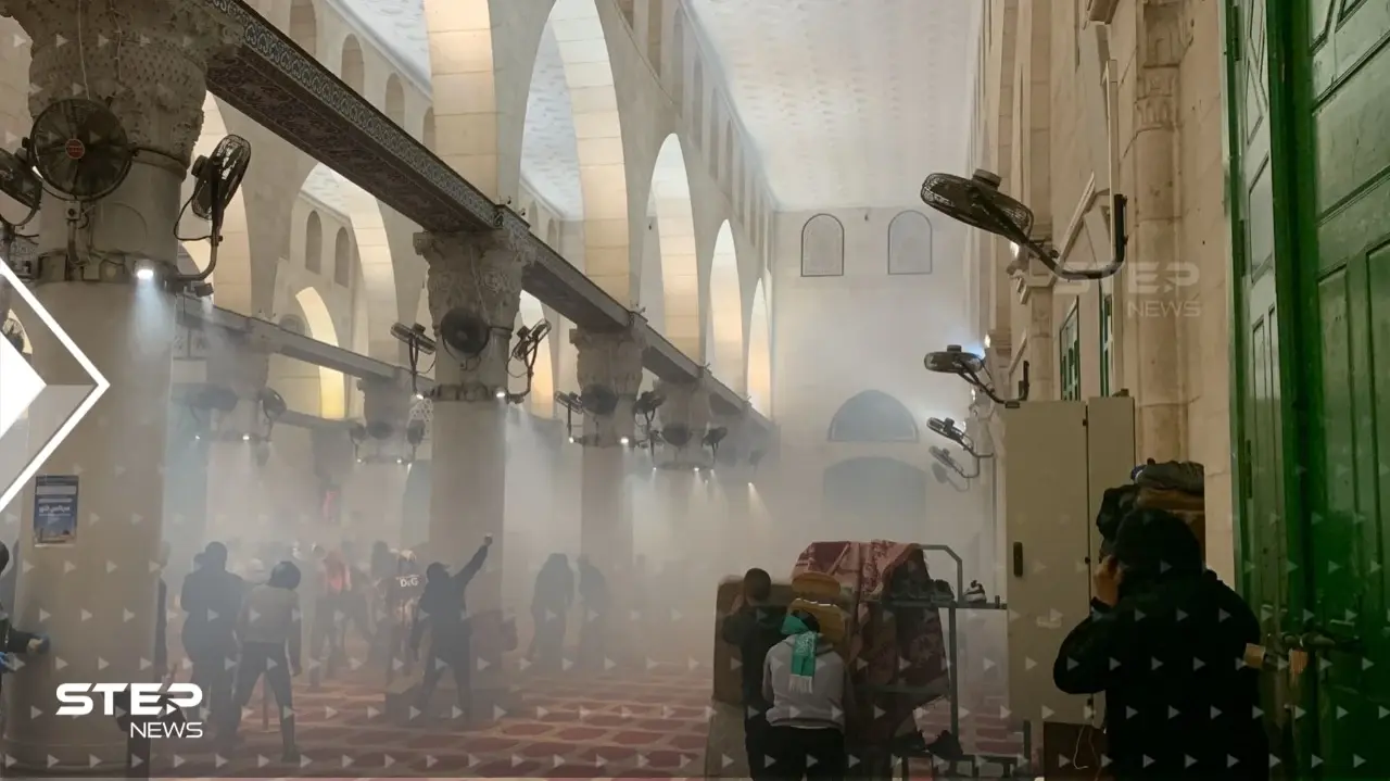 بالفيديو|| القوات الإسرائيلية تطلق الرصاص الحي في قلب المسجد الأقصى وتوقع عشرات الإصابات: المسجد الأقصى