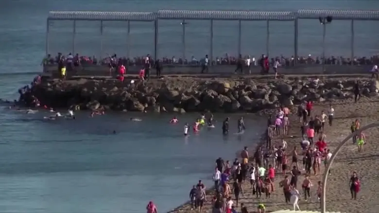 عدد غير مسبوق من المهاجرين يصلون مدينة إسبانية بيوم واحد وإعادة أكثر من 2000 منهم: مدريد