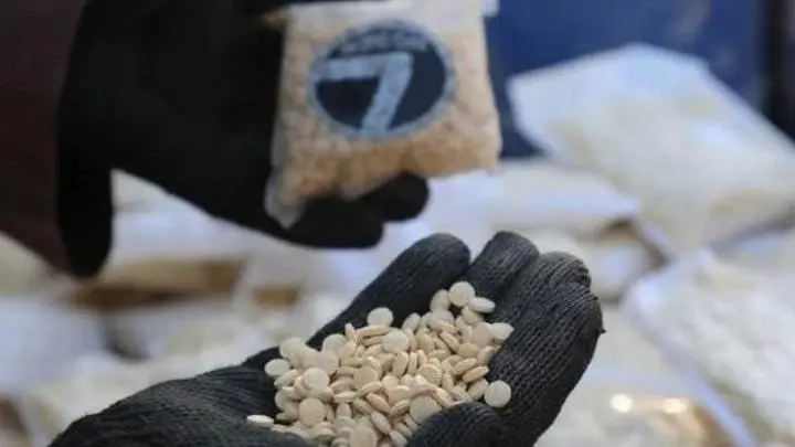 حزب الله يُسلم شحنة حبوب مخدرة إلى أحد أزلامه في درعا: حزب الله