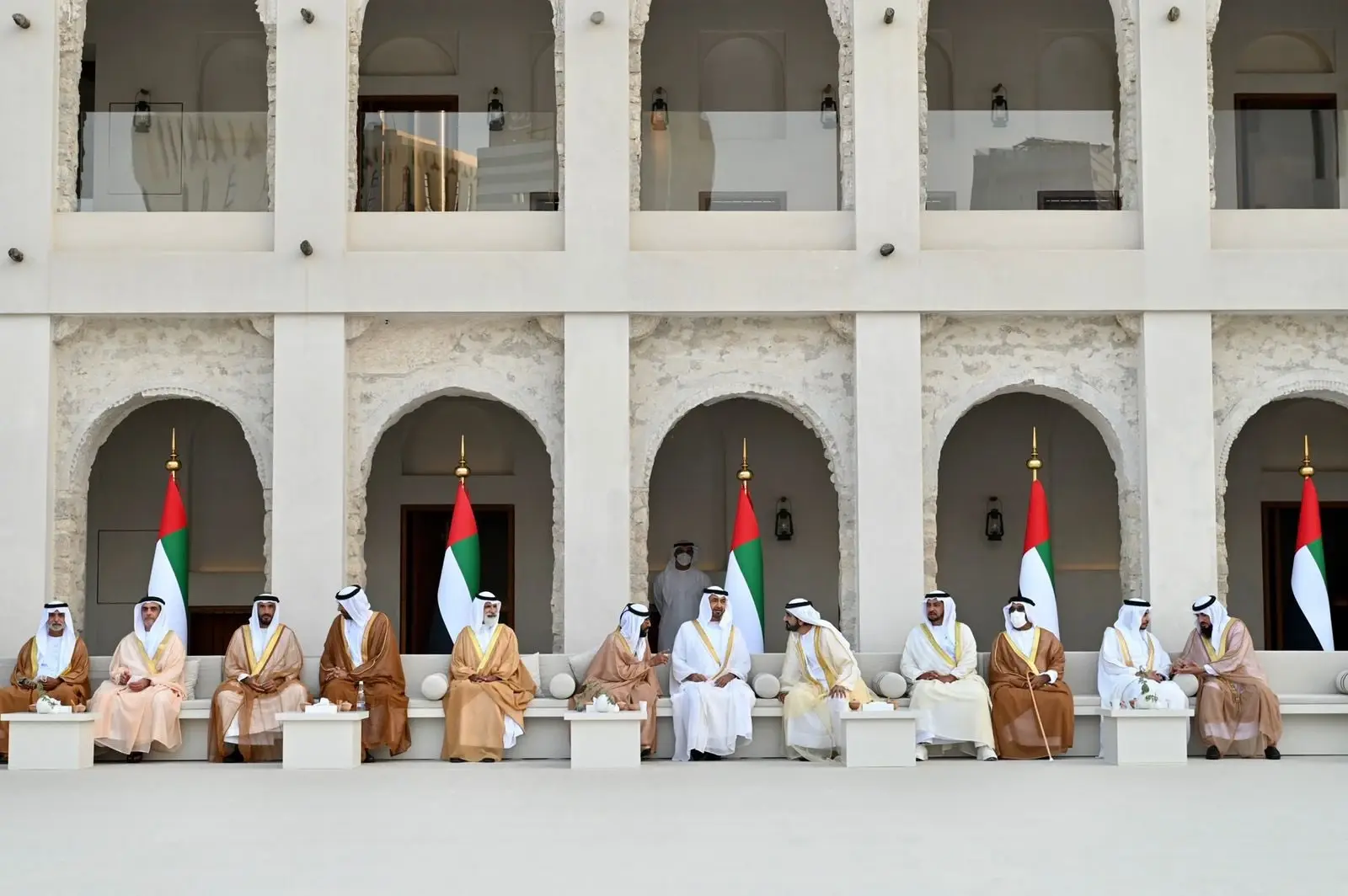 بالفيديو|| نجل ولي عهد أبو ظبي يتزوج ضمن حفل زفاف جماعي.. عروض شعبية وأهازيج تراثية: ولي عهد أبوظبي