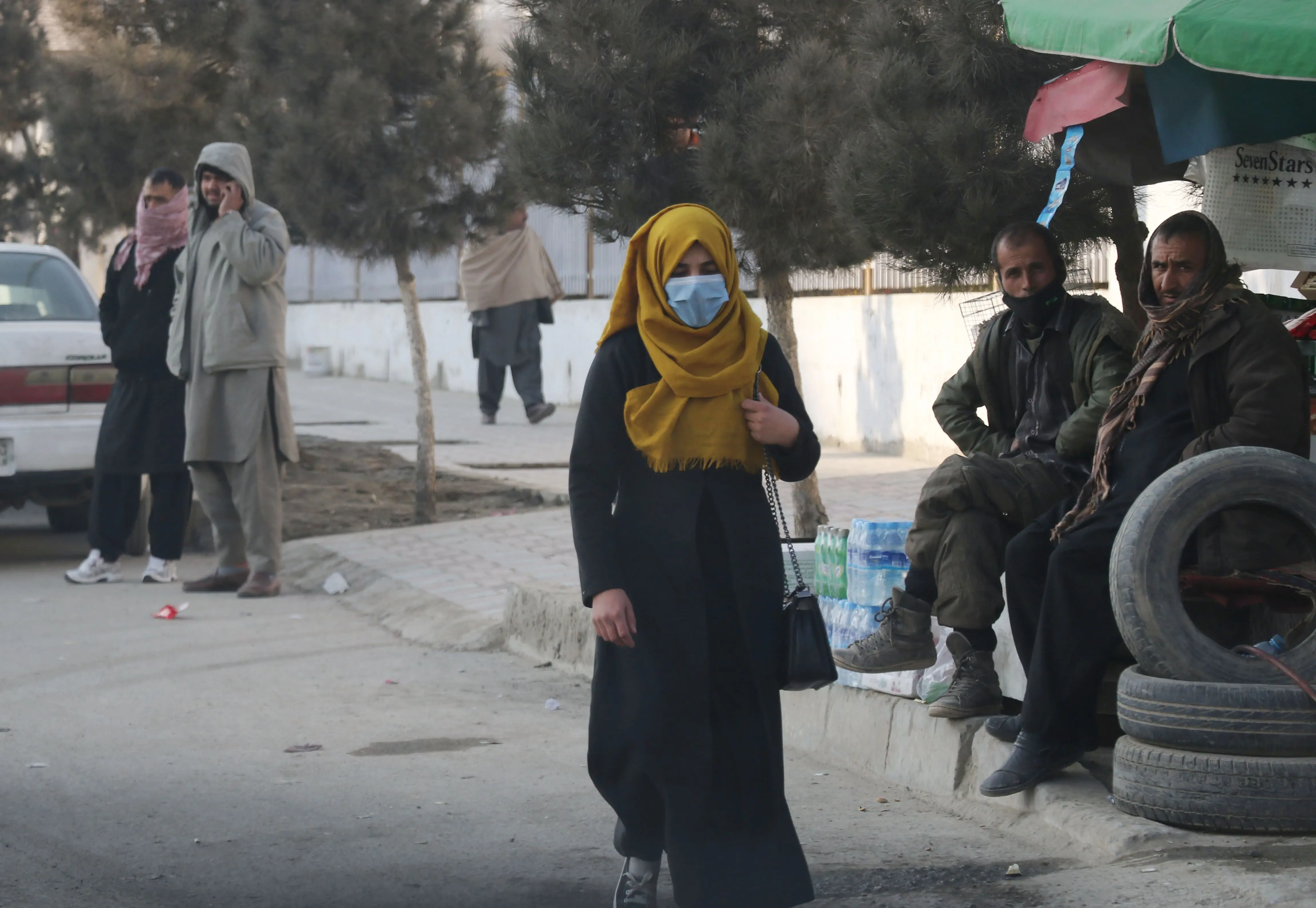 بالفيديو|| "أرجوك لا تضربها".. مسن أفغاني يبيع ابنته البالغة 9 سنوات كعروس لرجل كبير ويتوسل له باكياً: أفغانستان