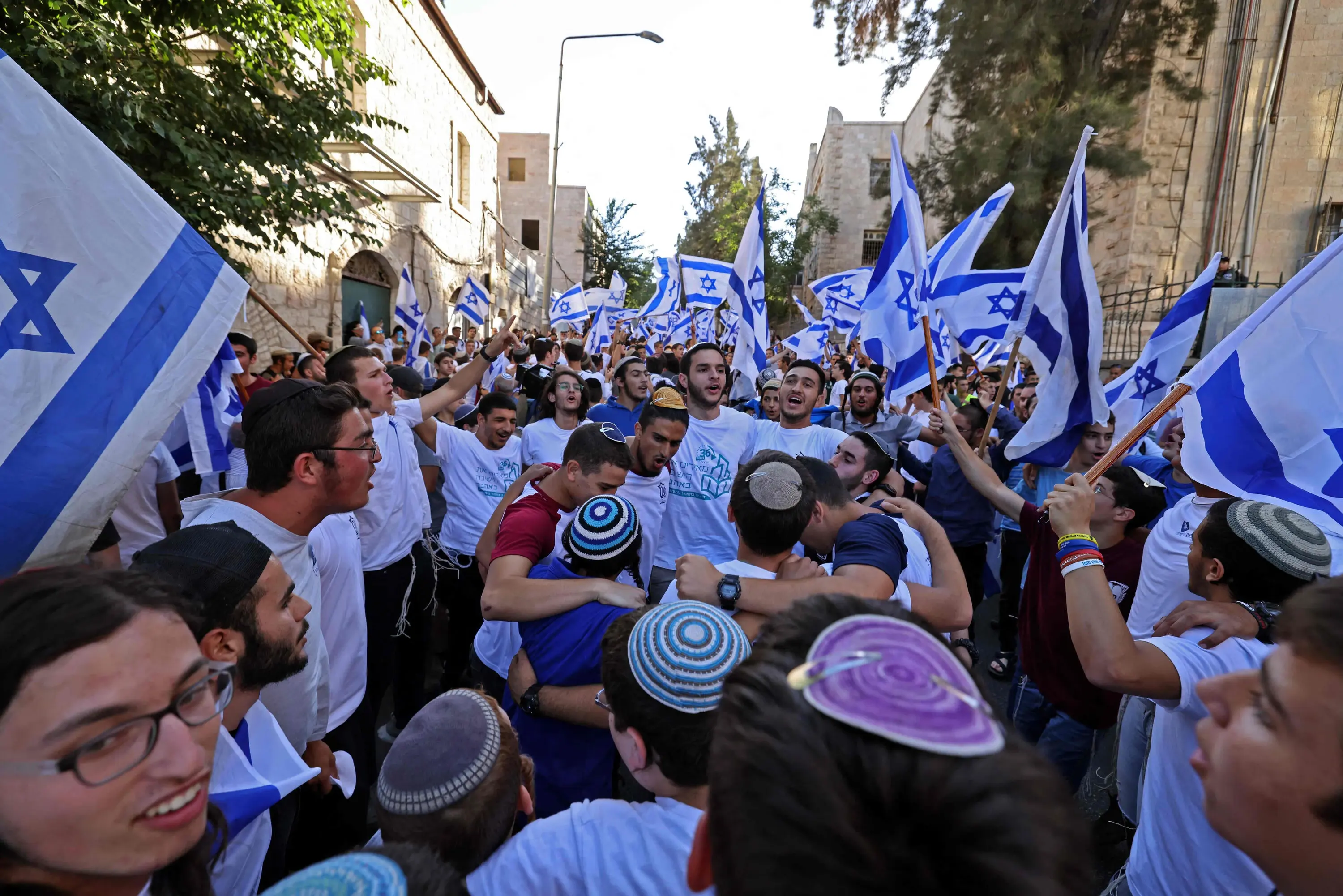 بالفيديو|| "الموت للعرب".. المسيرة الإسرائيلية المستفزة تجوب أحياء القدس ومواجهات عنيفة بين الشرطة الإسرائيلية وفلسطينيين: المسجد الأقصى