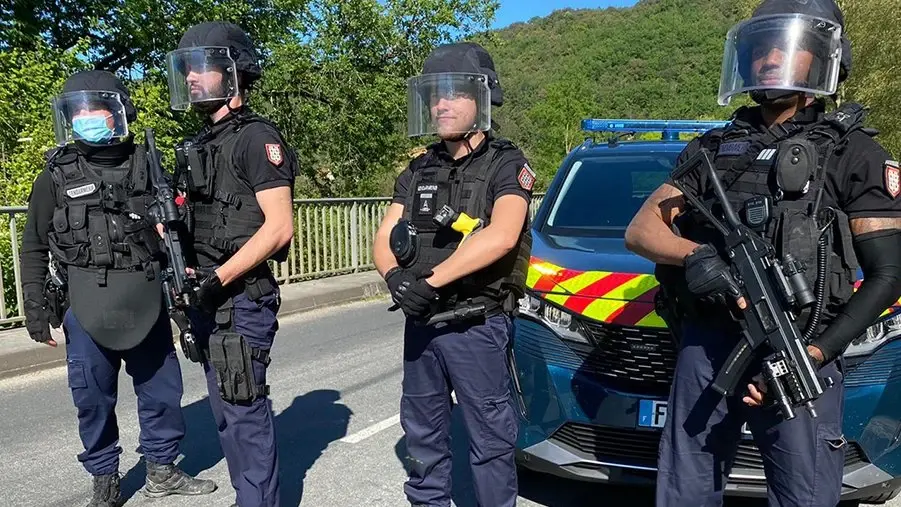 وزير الداخلية الفرنسي يعلن مقتل جندي فرنسي مطلوب بعد اشتباك مع الشرطة (صور): وزير الداخلية الفرنسي